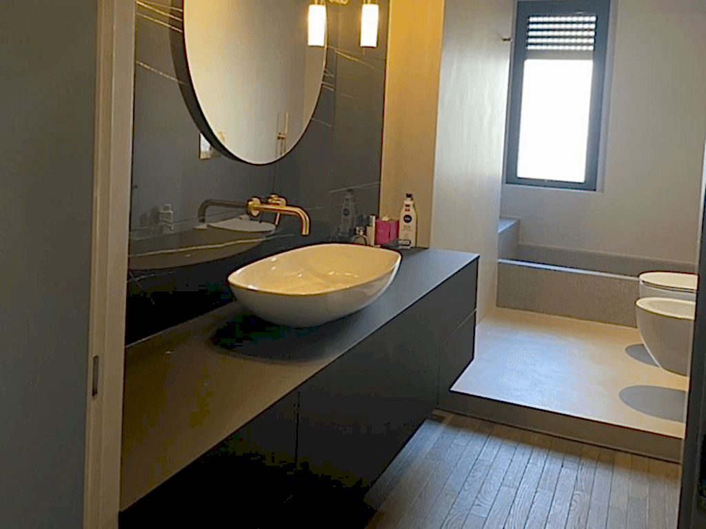 Bagno con pavimento in parquet rovere termotrattato, rivestimento Gres Florim, vasca in mosaico Bisazza