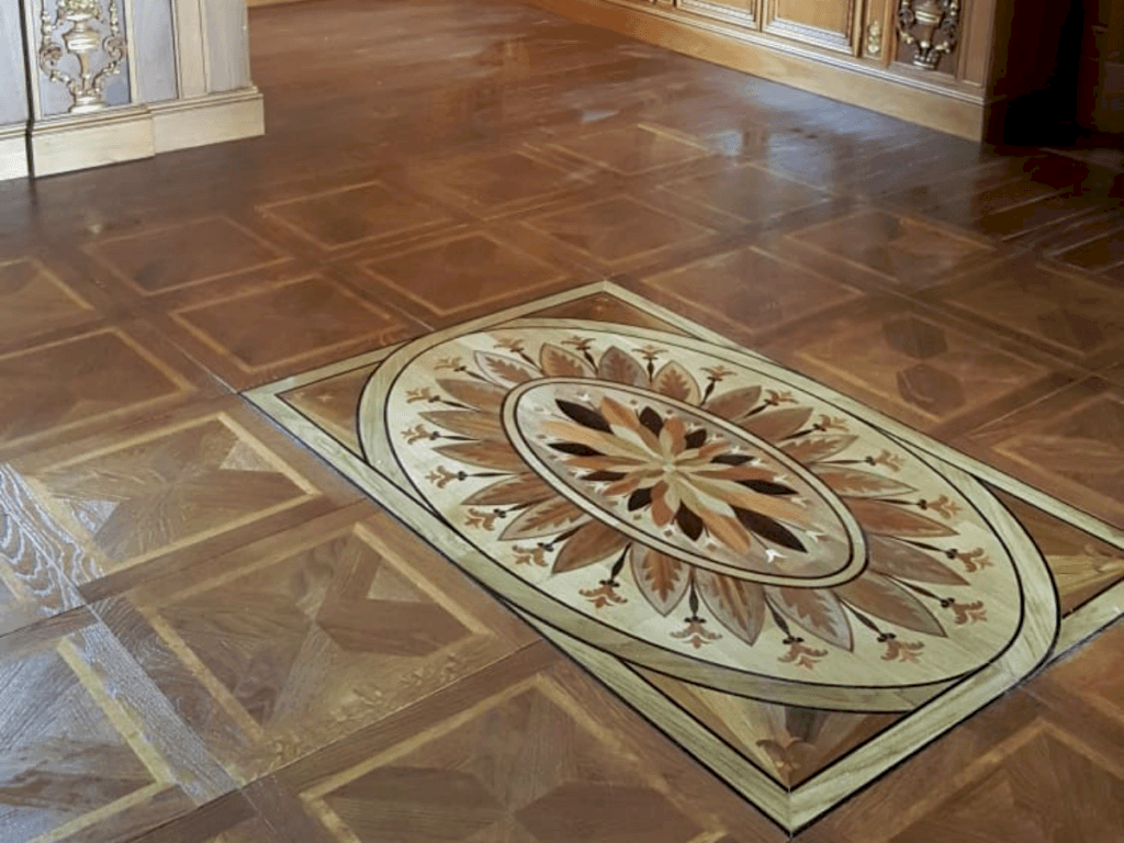 Parquet a disegno con intarsio centrale