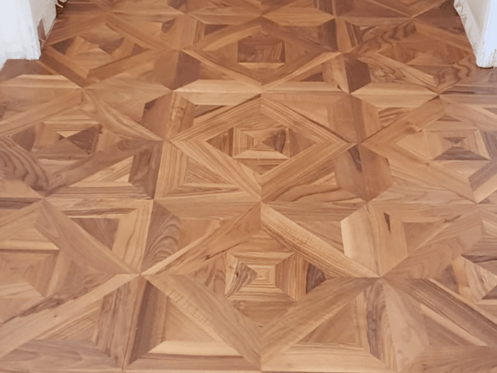 Parquet a disegno in Noce Europeo