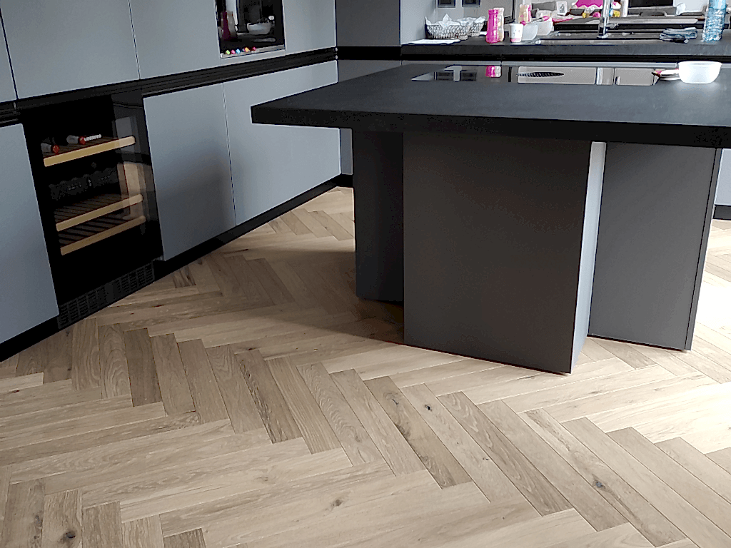 Parquet a spina Italiana in rovere termo, spazzolato, verniciato