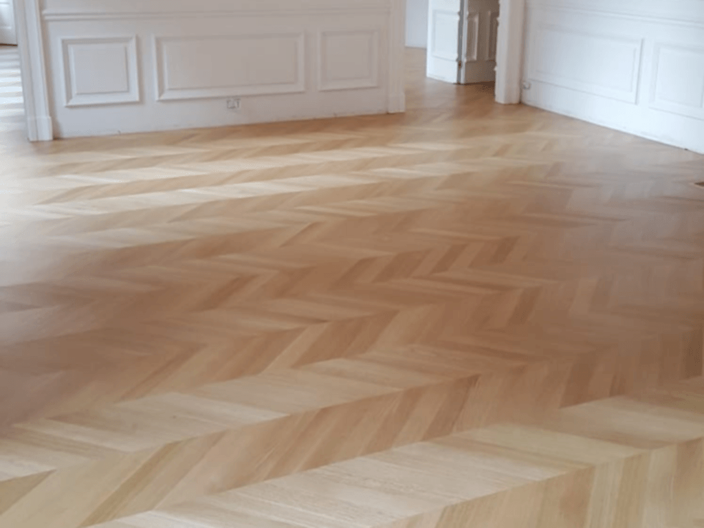 Parquet in rovere massello, posa a spina Francese