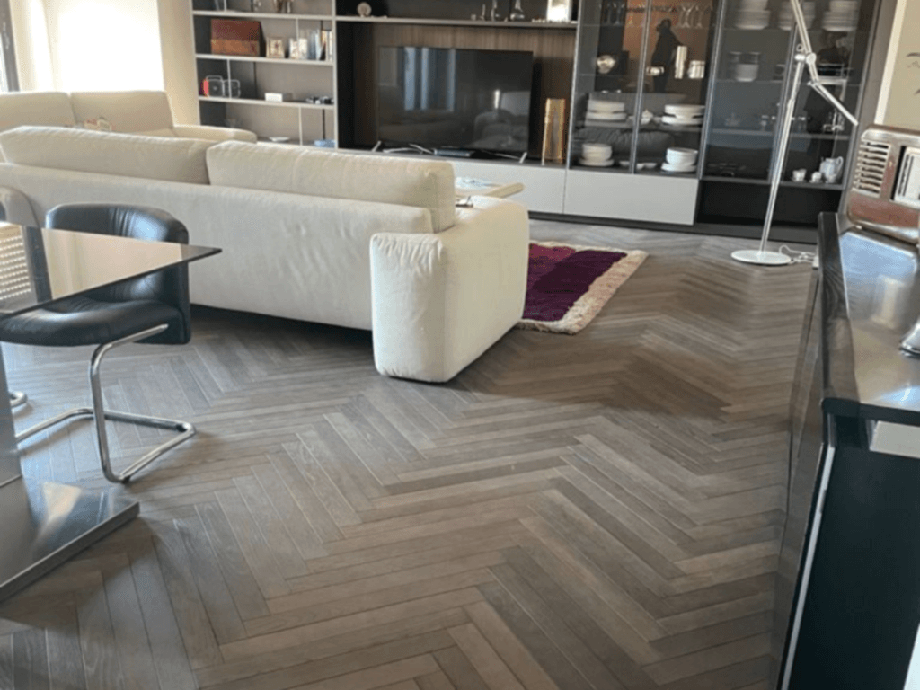 Parquet in rovere termotrattato, spazzolato, verniciato, a spina italiana.