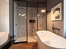 Bagno con pavimento in parquet